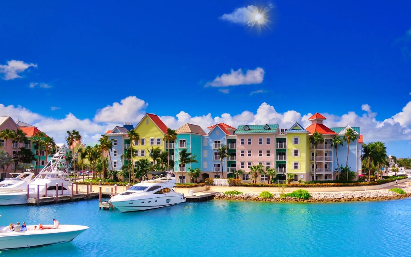 Maisons colorées et bateaux dans le port de Nassau, Bahamas