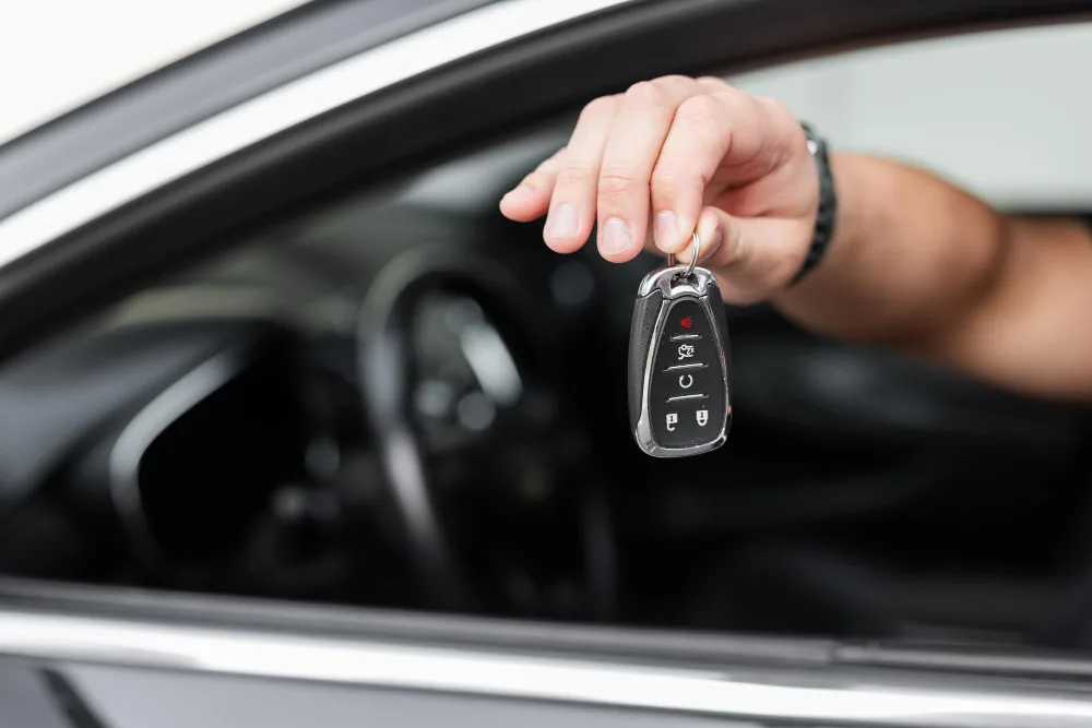 Remise des clés d'une voiture de location par la fenêtre aux Bahamas